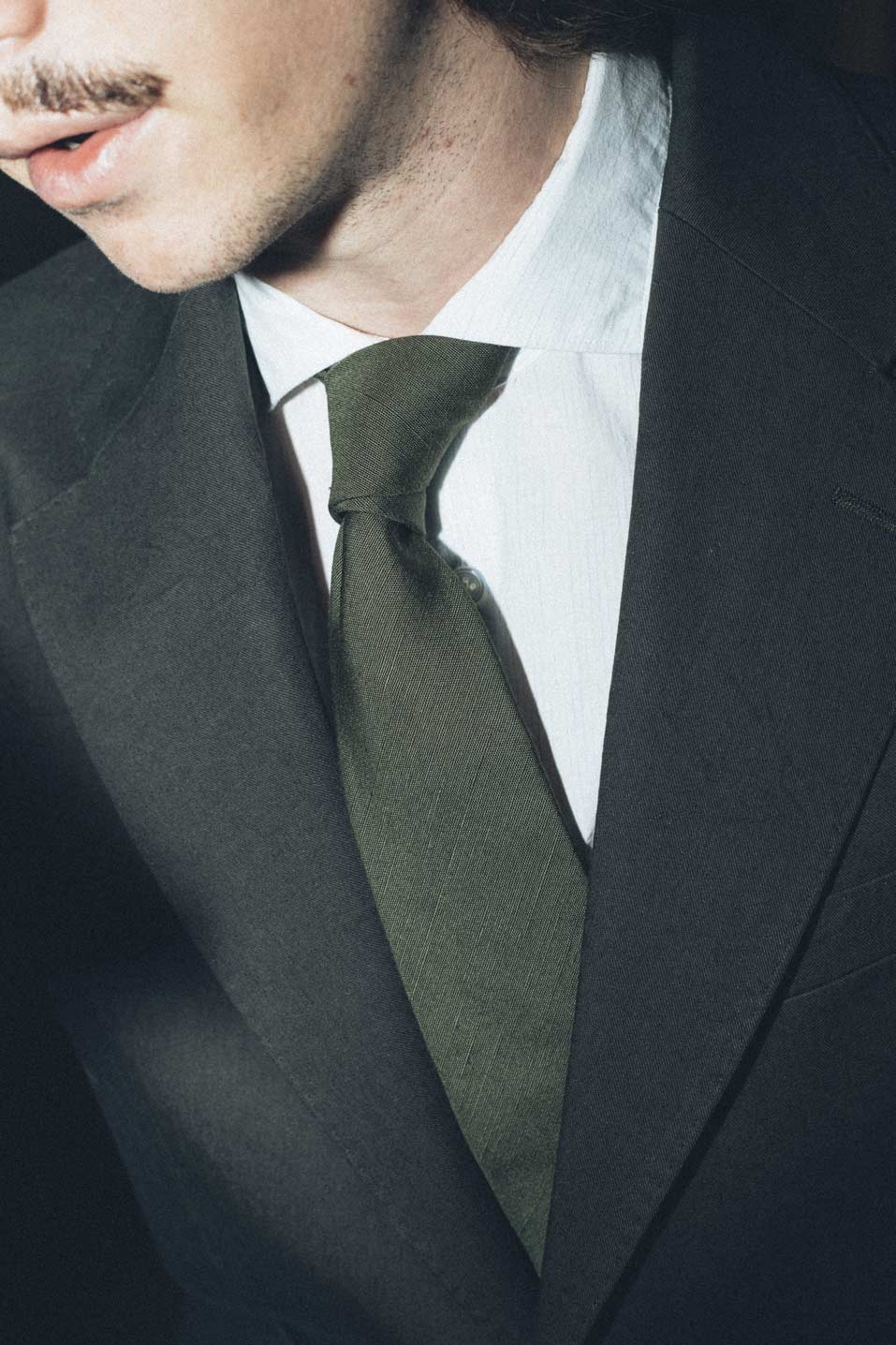 Aggregate more than 215 black suit green tie super hot